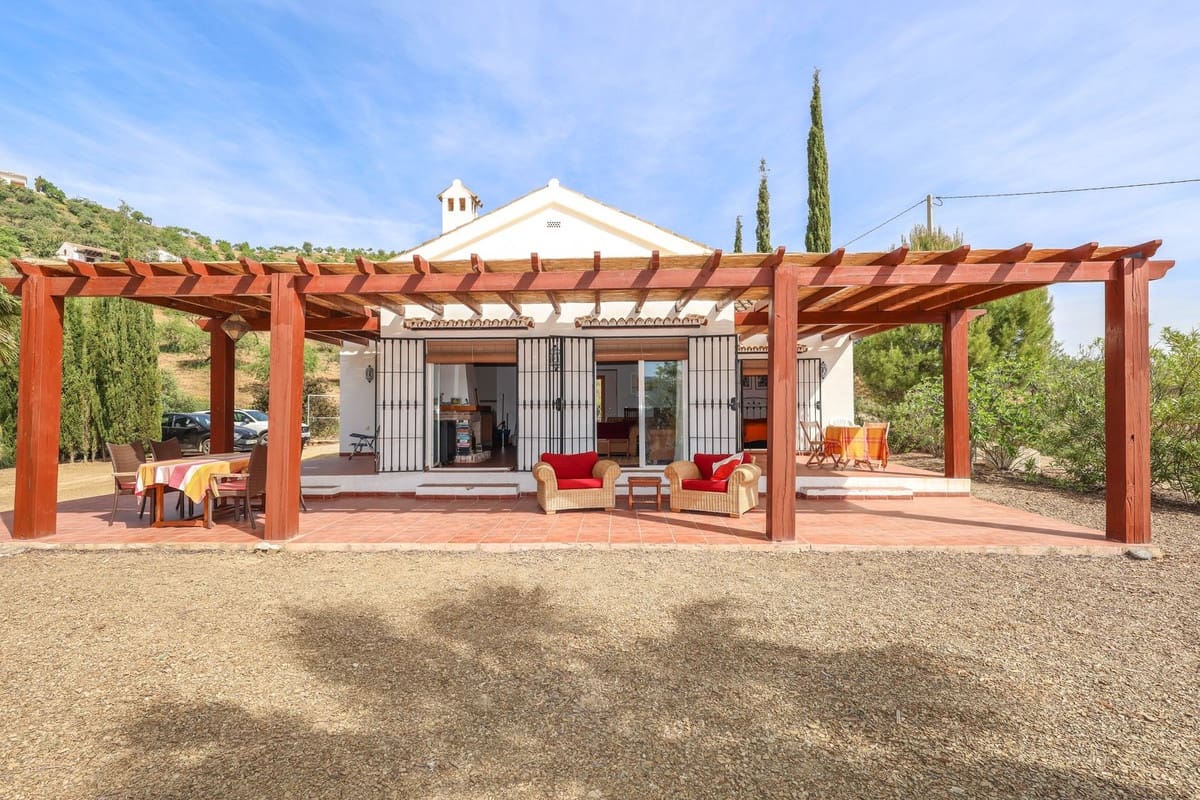 Chalet de 3 habitaciones en Tolox en venta con piscina garaje - 349.000 € (Ref: 9802675)