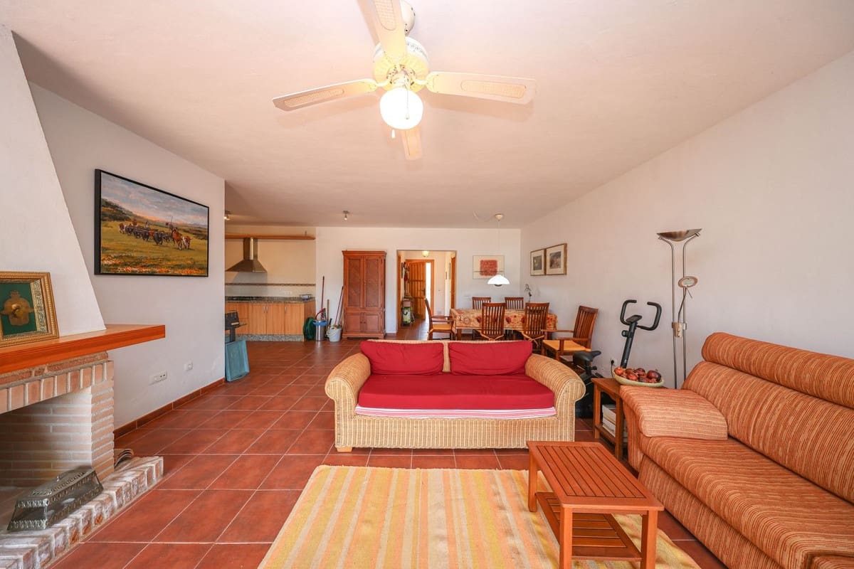 3 bedroom Villa for sale in Tolox with pool garage - € 349,000 (Ref: 9802675)