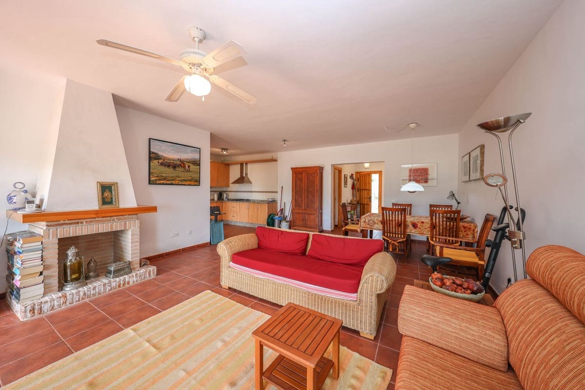 3 bedroom Villa for sale in Tolox with pool garage - € 349,000 (Ref: 9802675)