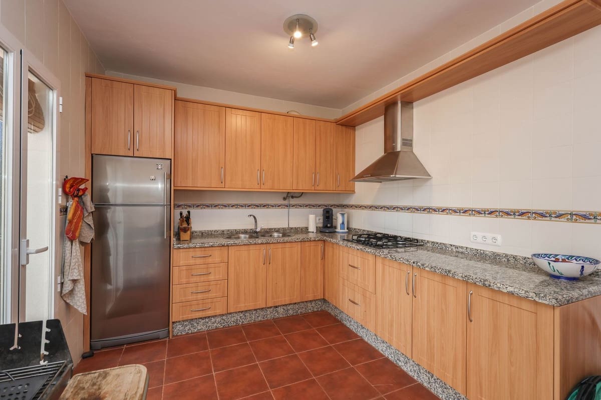3 bedroom Villa for sale in Tolox with pool garage - € 349,000 (Ref: 9802675)