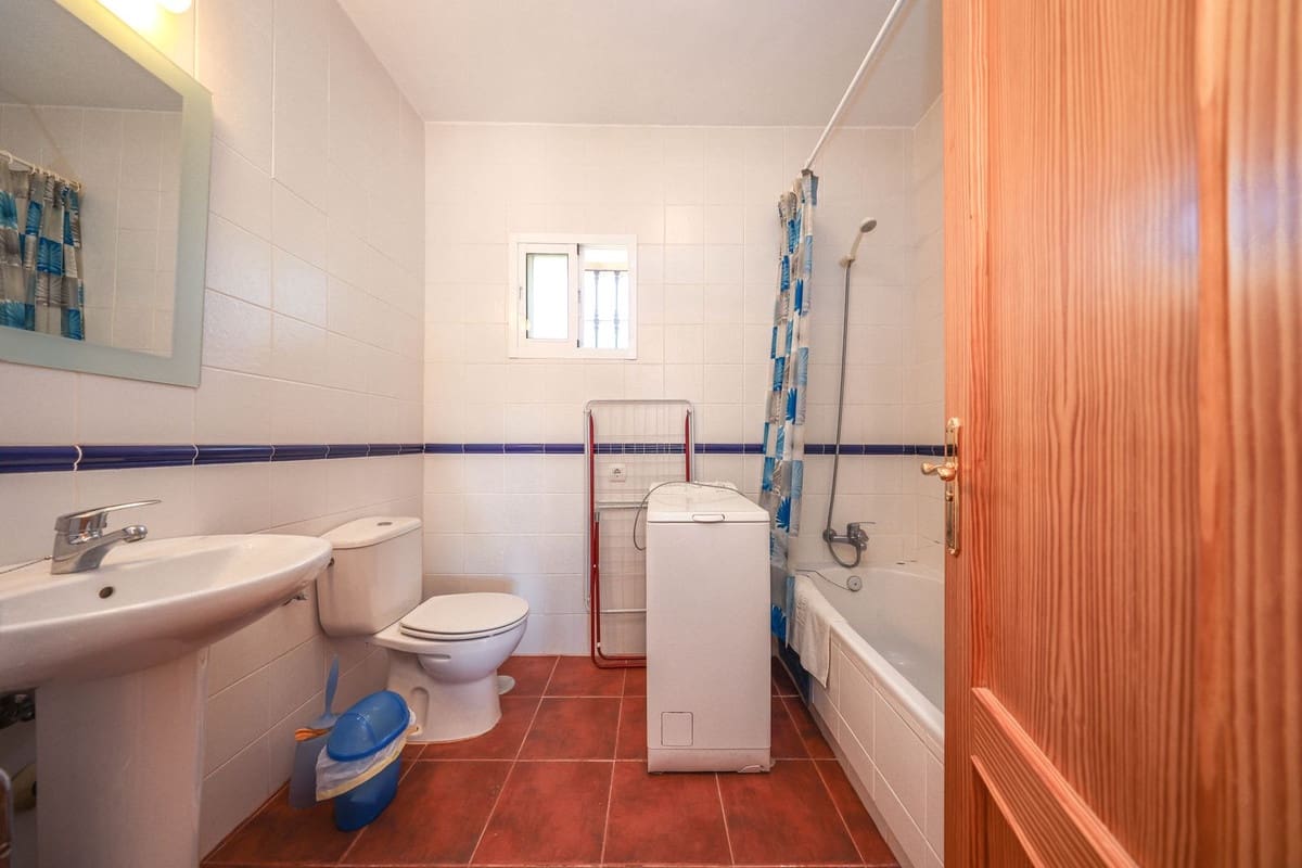 3 bedroom Villa for sale in Tolox with pool garage - € 349,000 (Ref: 9802675)