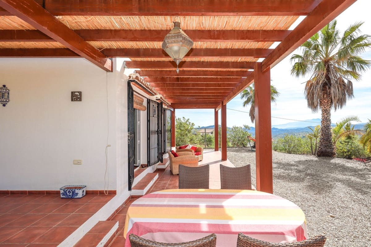 3 bedroom Villa for sale in Tolox with pool garage - € 349,000 (Ref: 9802675)