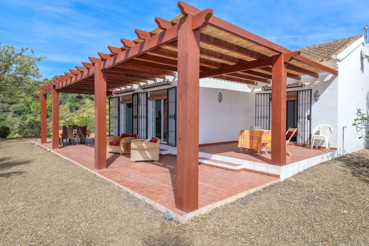 3 bedroom Villa for sale in Tolox with pool garage - € 349,000 (Ref: 9802675)