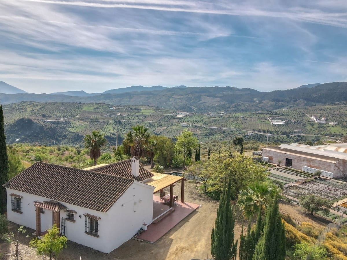 3 bedroom Villa for sale in Tolox with pool garage - € 349,000 (Ref: 9802675)