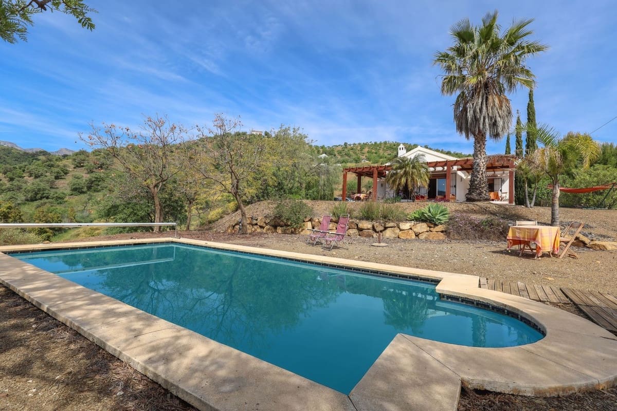3 bedroom Villa for sale in Tolox with pool garage - € 349,000 (Ref: 9802675)