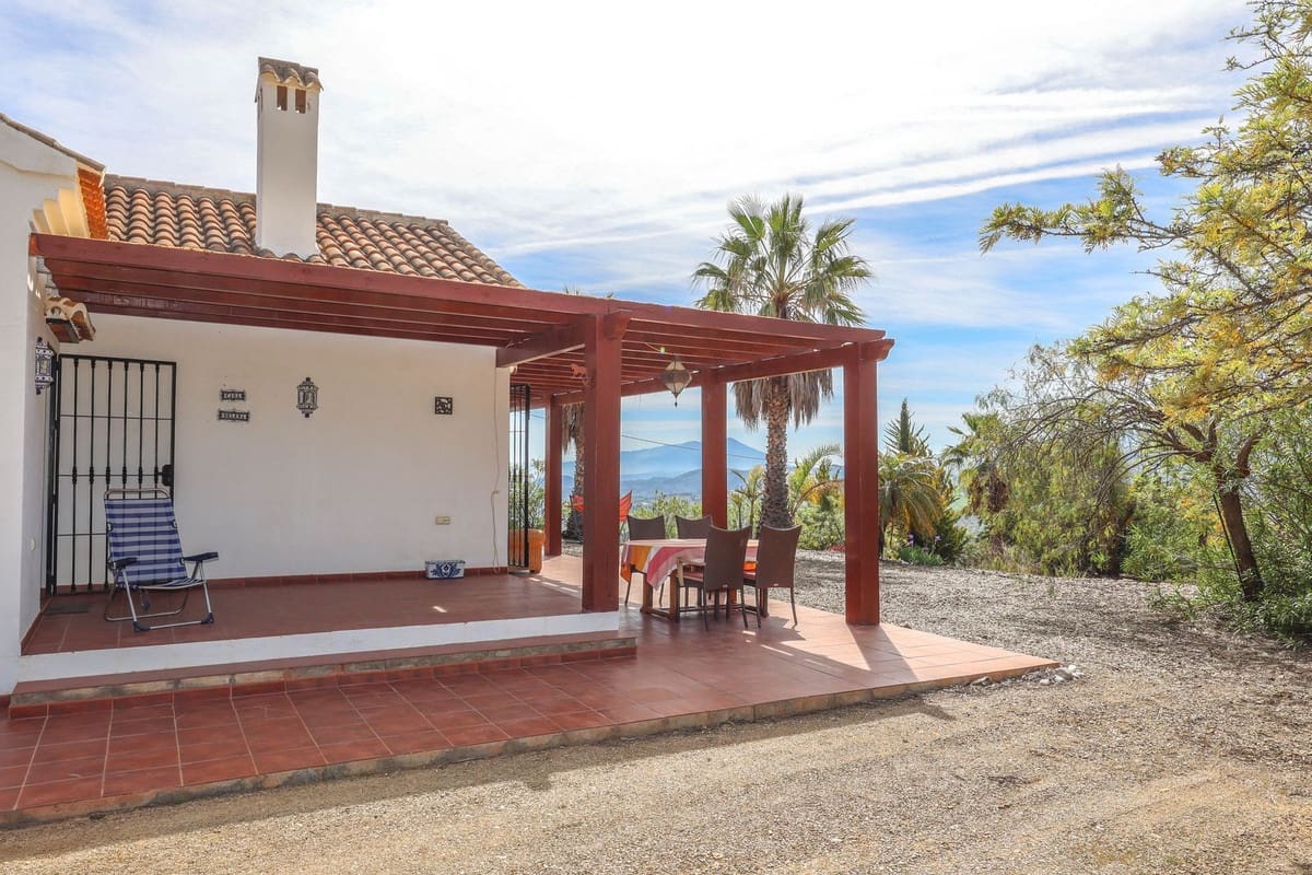 3 bedroom Villa for sale in Tolox with pool garage - € 349,000 (Ref: 9802675)
