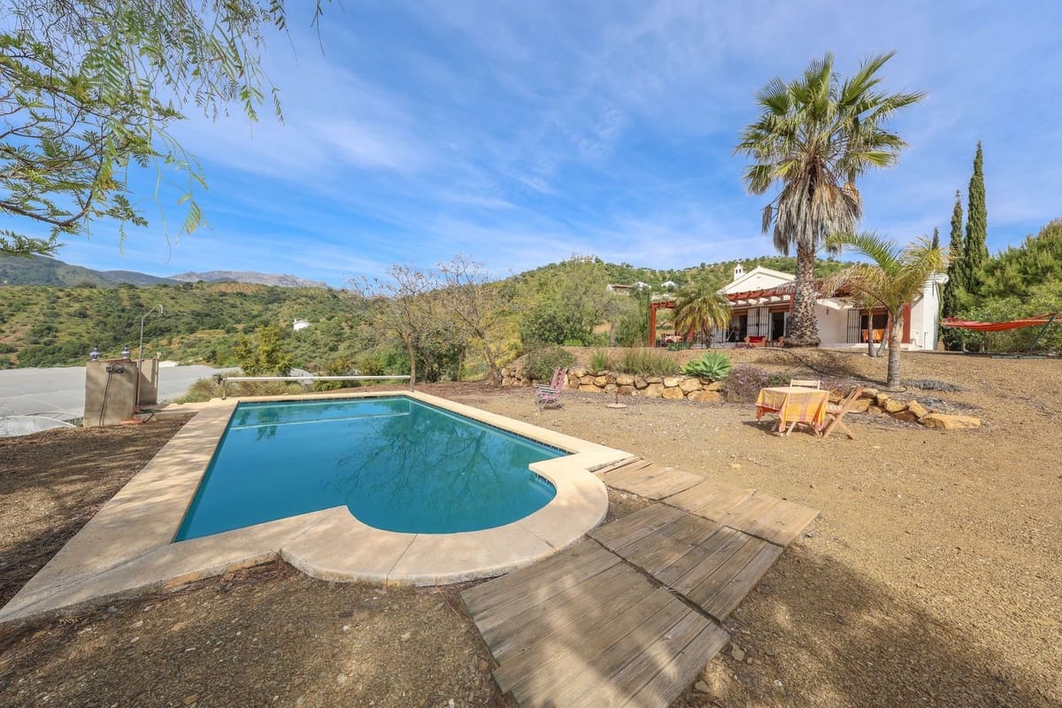 3 bedroom Villa for sale in Tolox with pool garage - € 349,000 (Ref: 9802675)