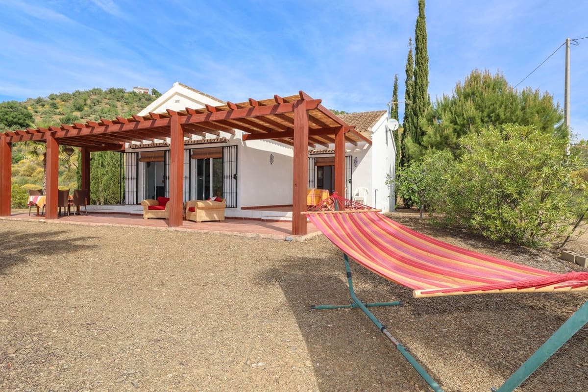 3 bedroom Villa for sale in Tolox with pool garage - € 349,000 (Ref: 9802675)