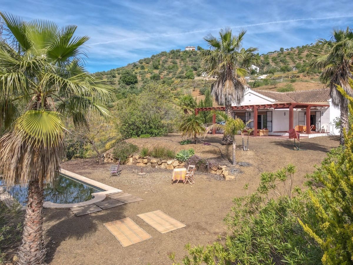 3 bedroom Villa for sale in Tolox with pool garage - € 349,000 (Ref: 9802675)