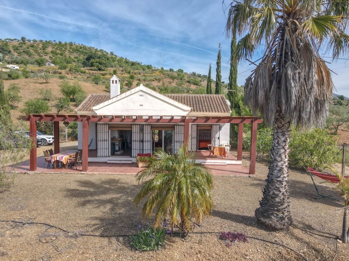 3 bedroom Villa for sale in Tolox with pool garage - € 349,000 (Ref: 9802675)