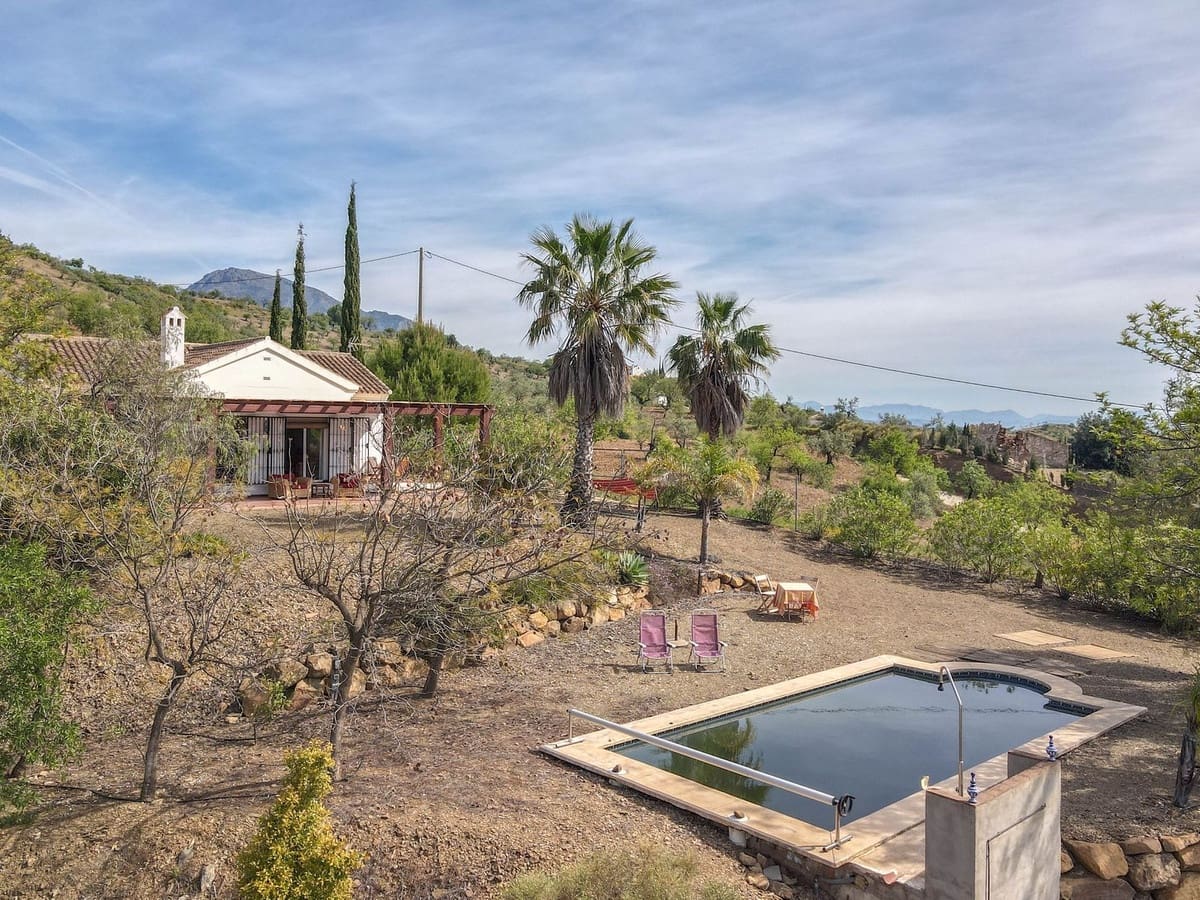 3 bedroom Villa for sale in Tolox with pool garage - € 349,000 (Ref: 9802675)