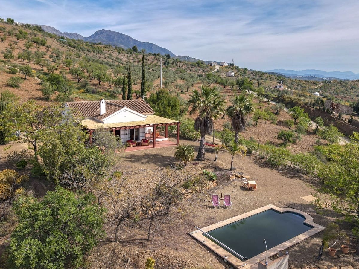 3 bedroom Villa for sale in Tolox with pool garage - € 349,000 (Ref: 9802675)