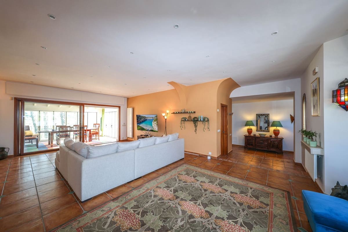 6 bedroom Villa for sale in Alhaurin el Grande with pool garage - € 1,395,000 (Ref: 9809421)