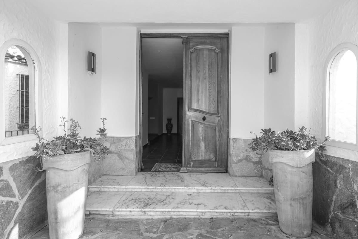 6 bedroom Villa for sale in Alhaurin el Grande with pool garage - € 1,395,000 (Ref: 9809421)