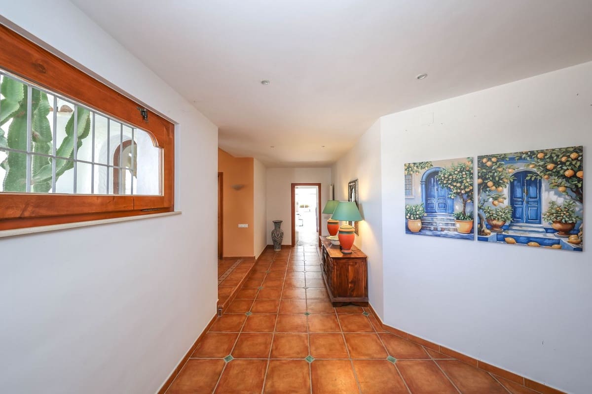 6 bedroom Villa for sale in Alhaurin el Grande with pool garage - € 1,395,000 (Ref: 9809421)