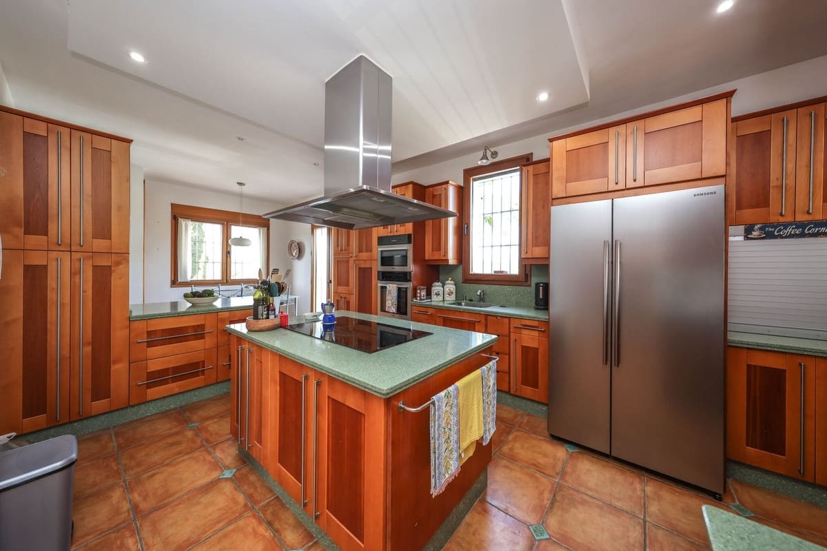 6 bedroom Villa for sale in Alhaurin el Grande with pool garage - € 1,395,000 (Ref: 9809421)