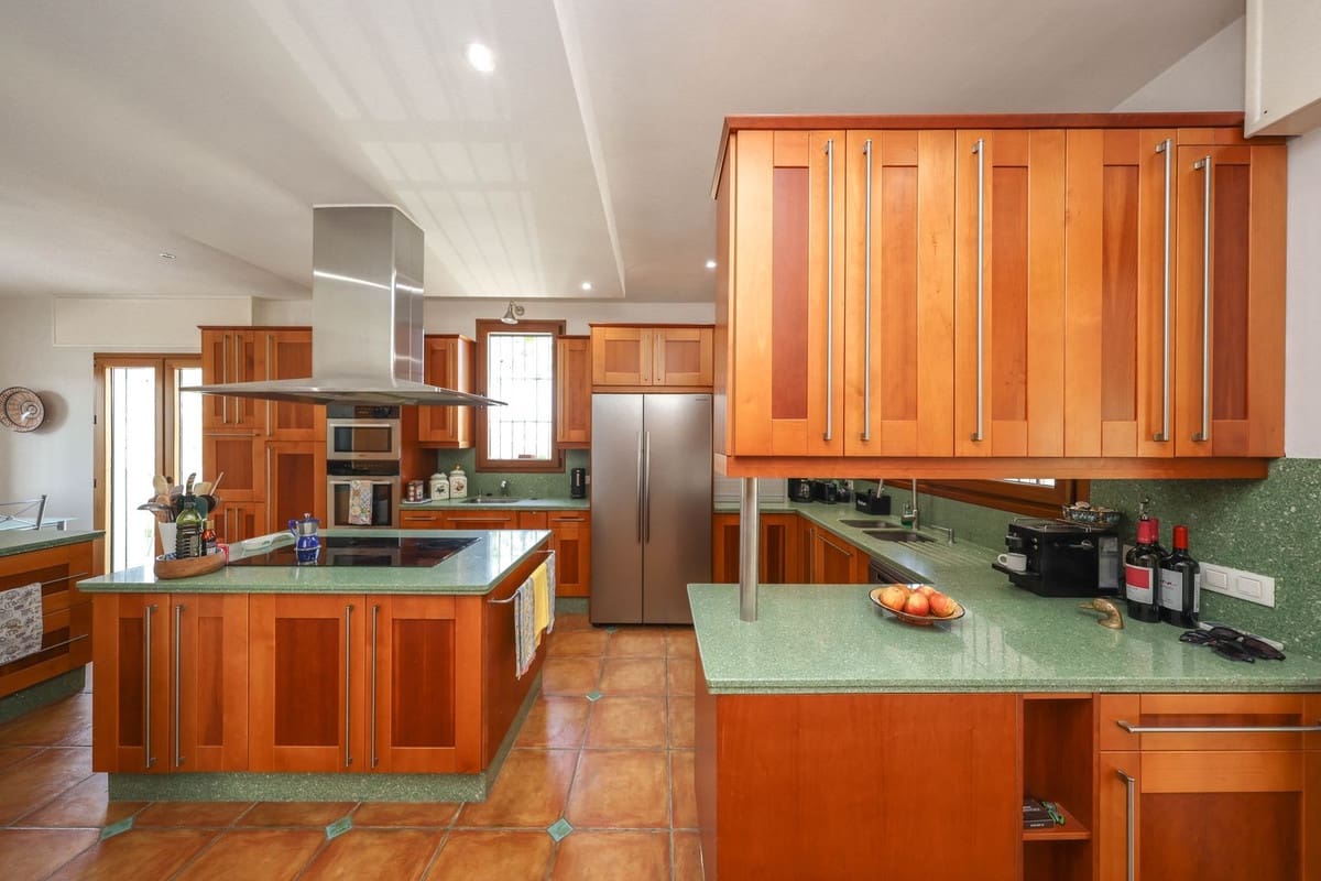 6 bedroom Villa for sale in Alhaurin el Grande with pool garage - € 1,395,000 (Ref: 9809421)