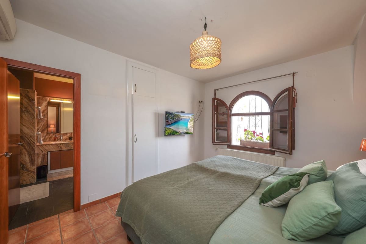 6 bedroom Villa for sale in Alhaurin el Grande with pool garage - € 1,395,000 (Ref: 9809421)
