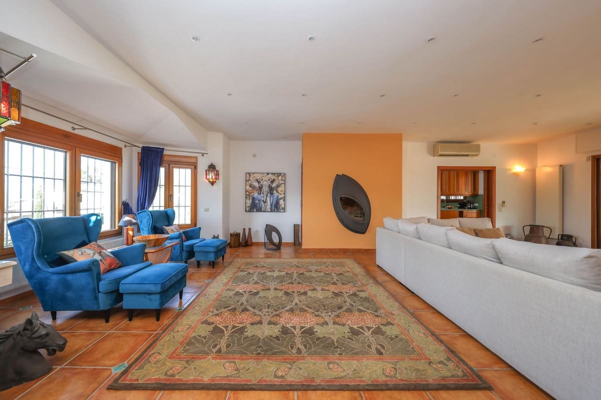 6 bedroom Villa for sale in Alhaurin el Grande with pool garage - € 1,395,000 (Ref: 9809421)