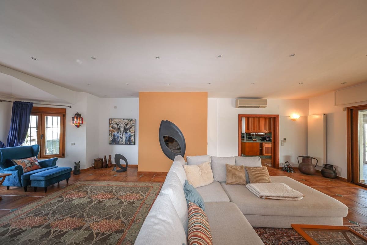 6 bedroom Villa for sale in Alhaurin el Grande with pool garage - € 1,395,000 (Ref: 9809421)