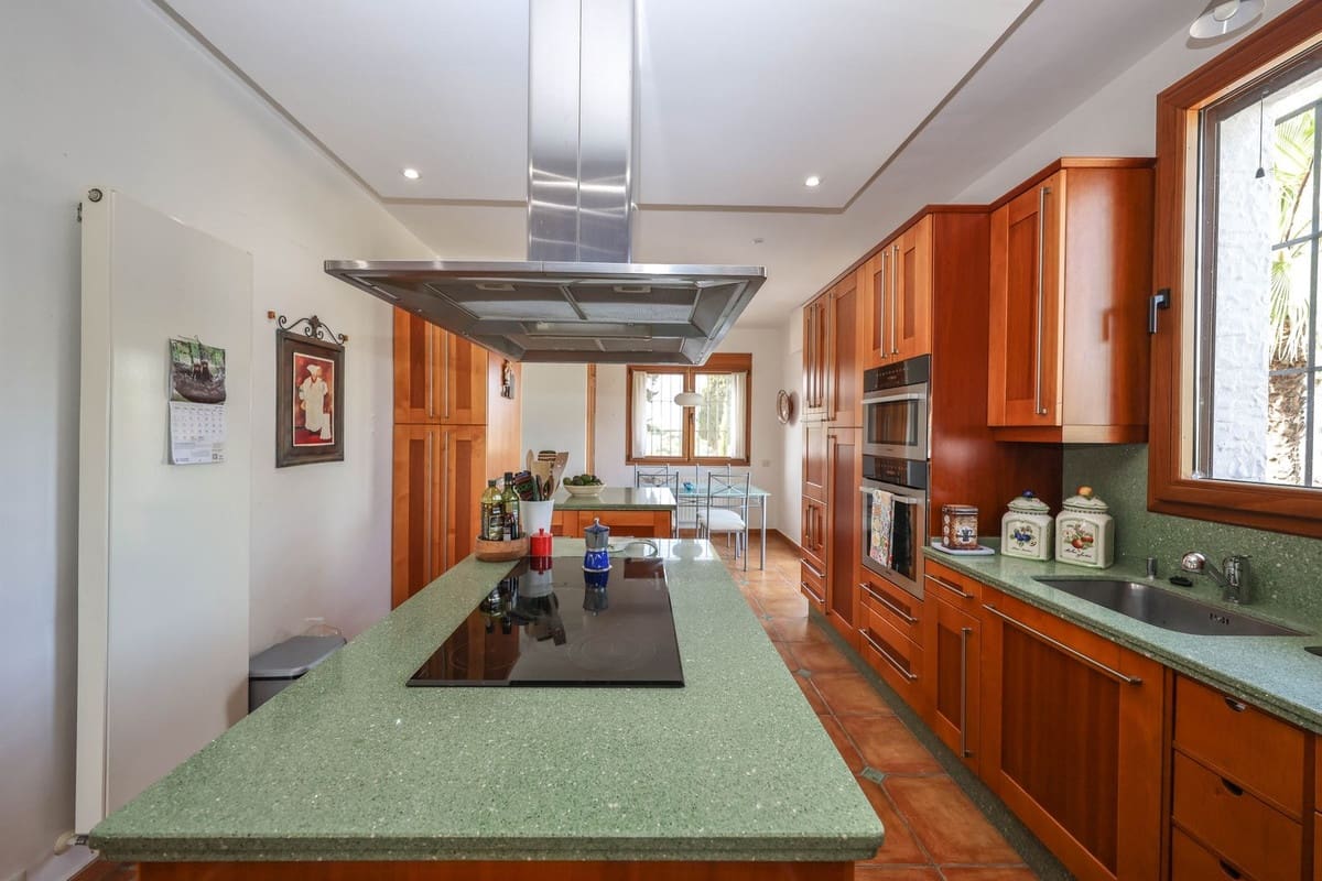 6 bedroom Villa for sale in Alhaurin el Grande with pool garage - € 1,395,000 (Ref: 9809421)