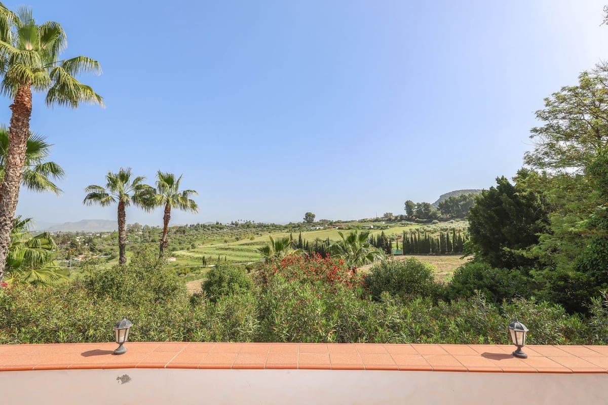 6 bedroom Villa for sale in Alhaurin el Grande with pool garage - € 1,395,000 (Ref: 9809421)