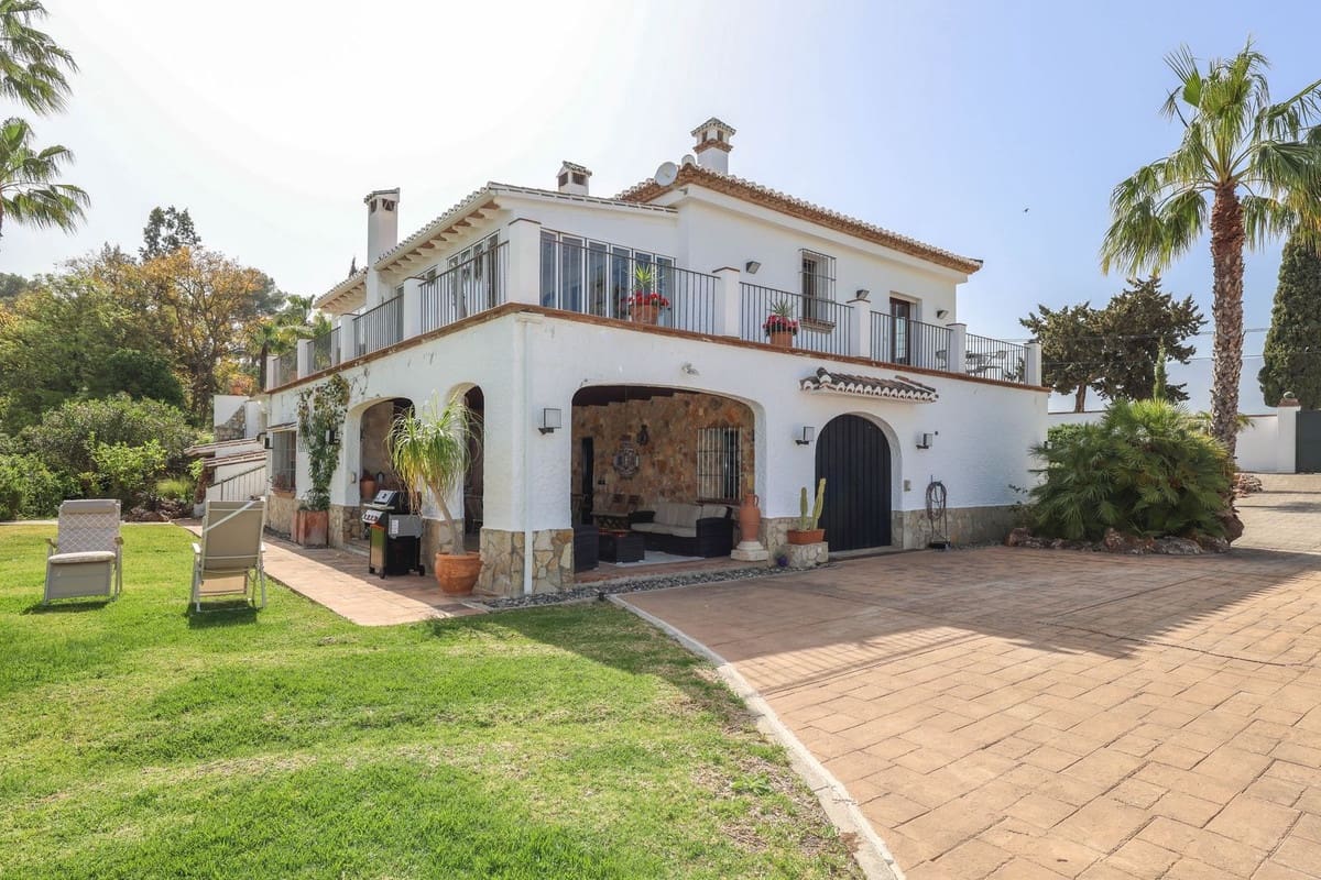 6 bedroom Villa for sale in Alhaurin el Grande with pool garage - € 1,395,000 (Ref: 9809421)