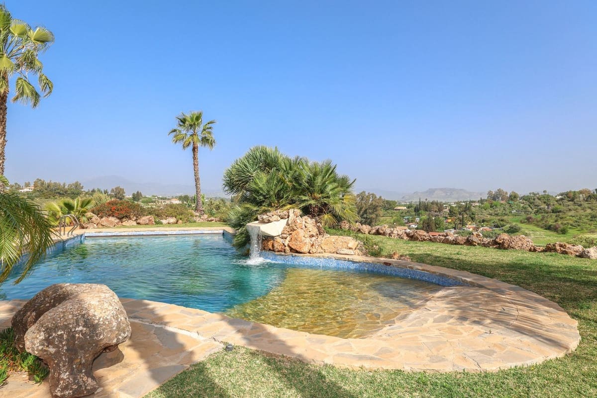 6 bedroom Villa for sale in Alhaurin el Grande with pool garage - € 1,395,000 (Ref: 9809421)