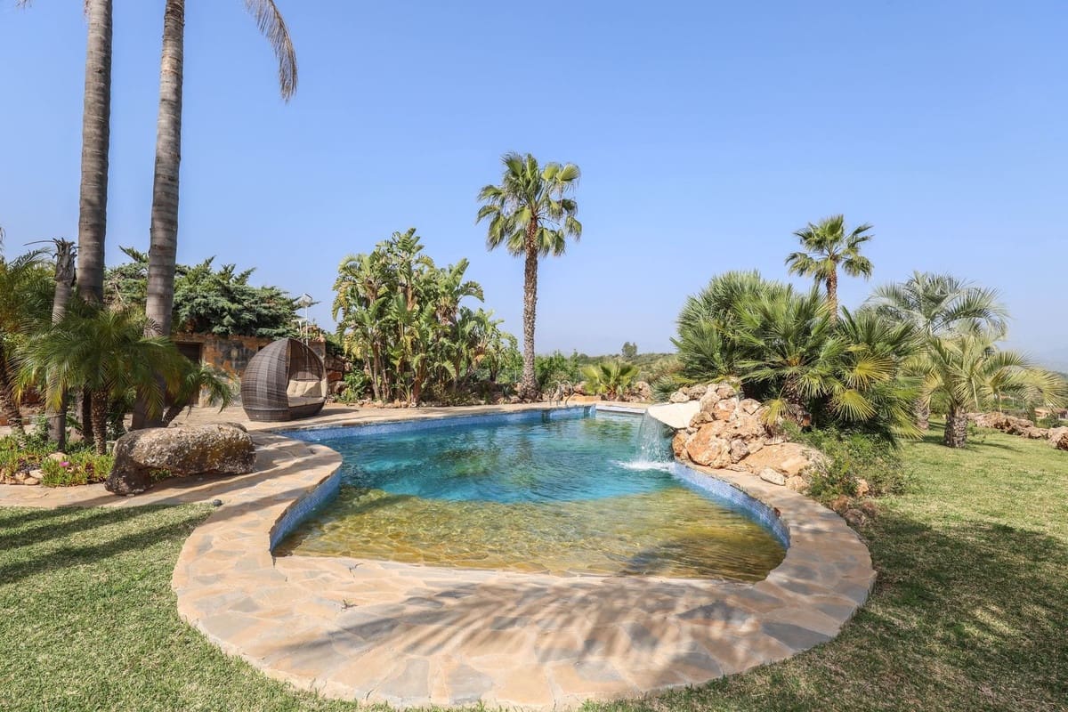 6 bedroom Villa for sale in Alhaurin el Grande with pool garage - € 1,395,000 (Ref: 9809421)