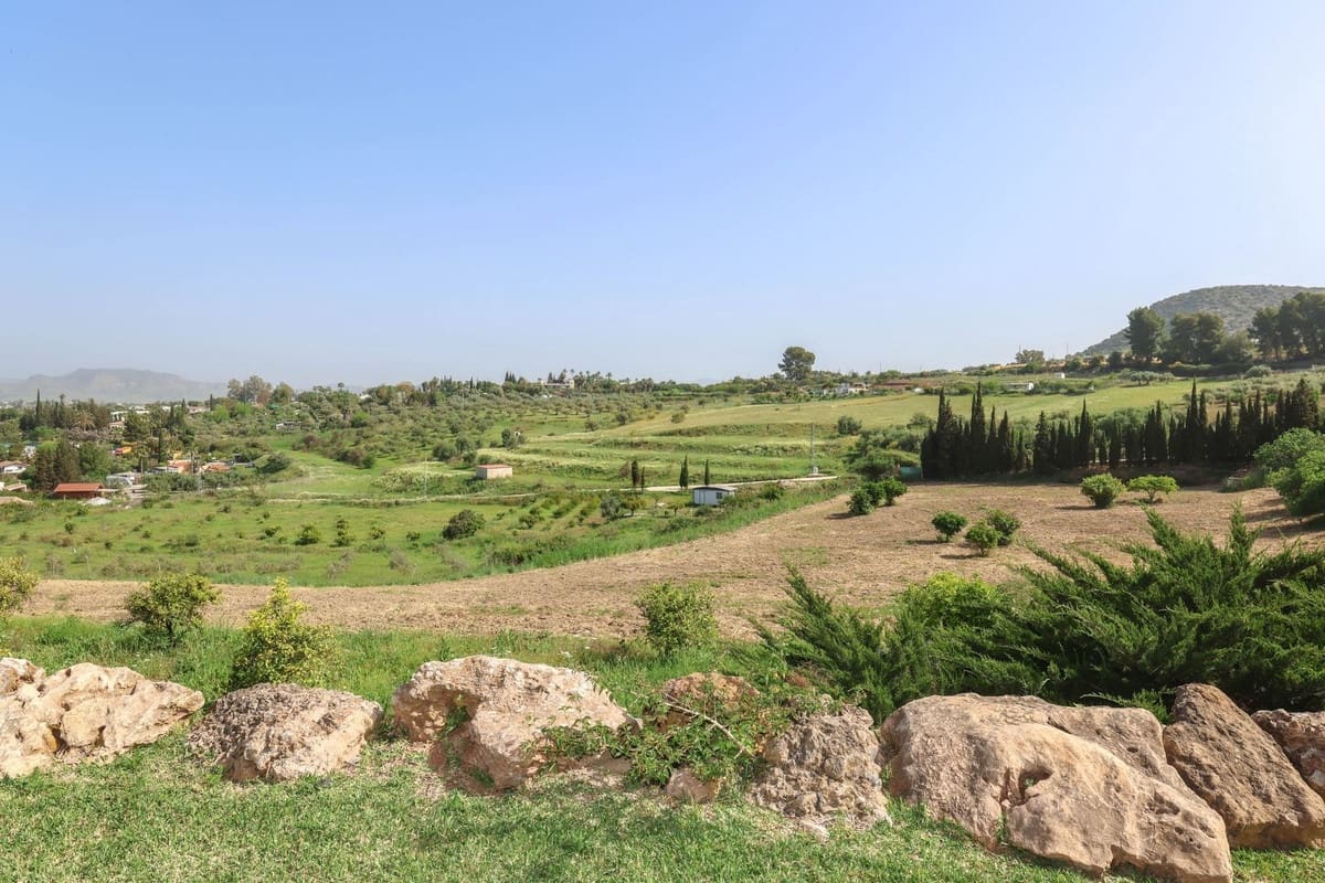 6 bedroom Villa for sale in Alhaurin el Grande with pool garage - € 1,395,000 (Ref: 9809421)