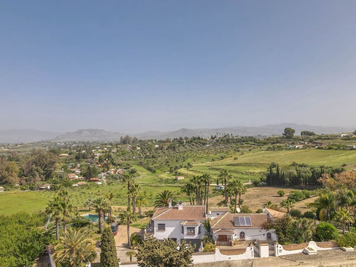 6 bedroom Villa for sale in Alhaurin el Grande with pool garage - € 1,395,000 (Ref: 9809421)