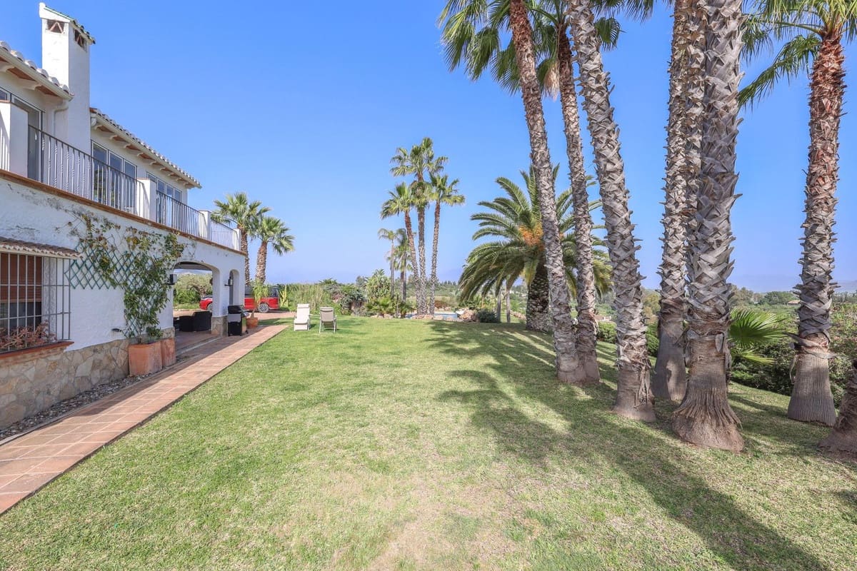 6 bedroom Villa for sale in Alhaurin el Grande with pool garage - € 1,395,000 (Ref: 9809421)