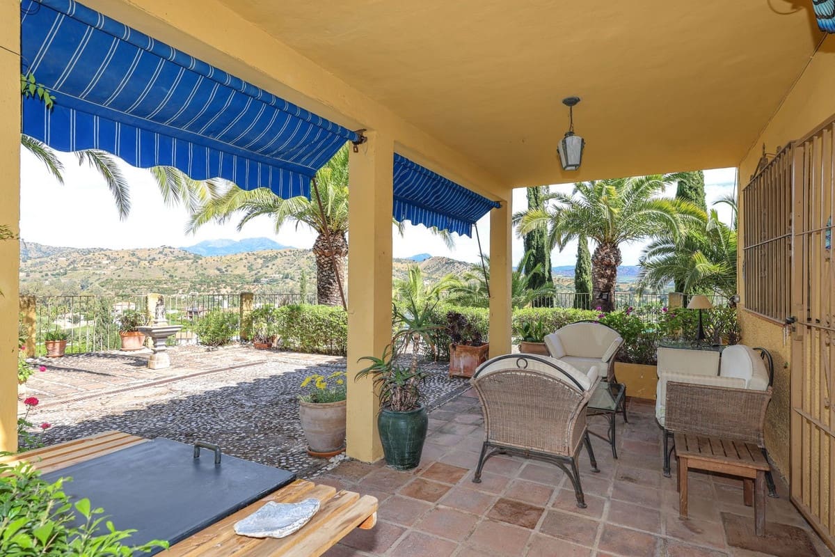 Chalet de 3 habitaciones en Coín en venta con piscina garaje - 395.000 € (Ref: 9823891)