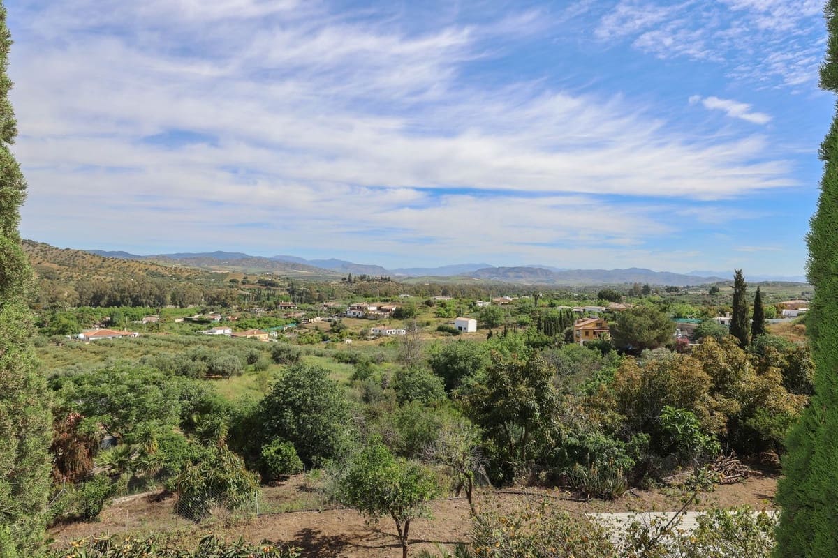 Chalet de 3 habitaciones en Coín en venta con piscina garaje - 395.000 € (Ref: 9823891)