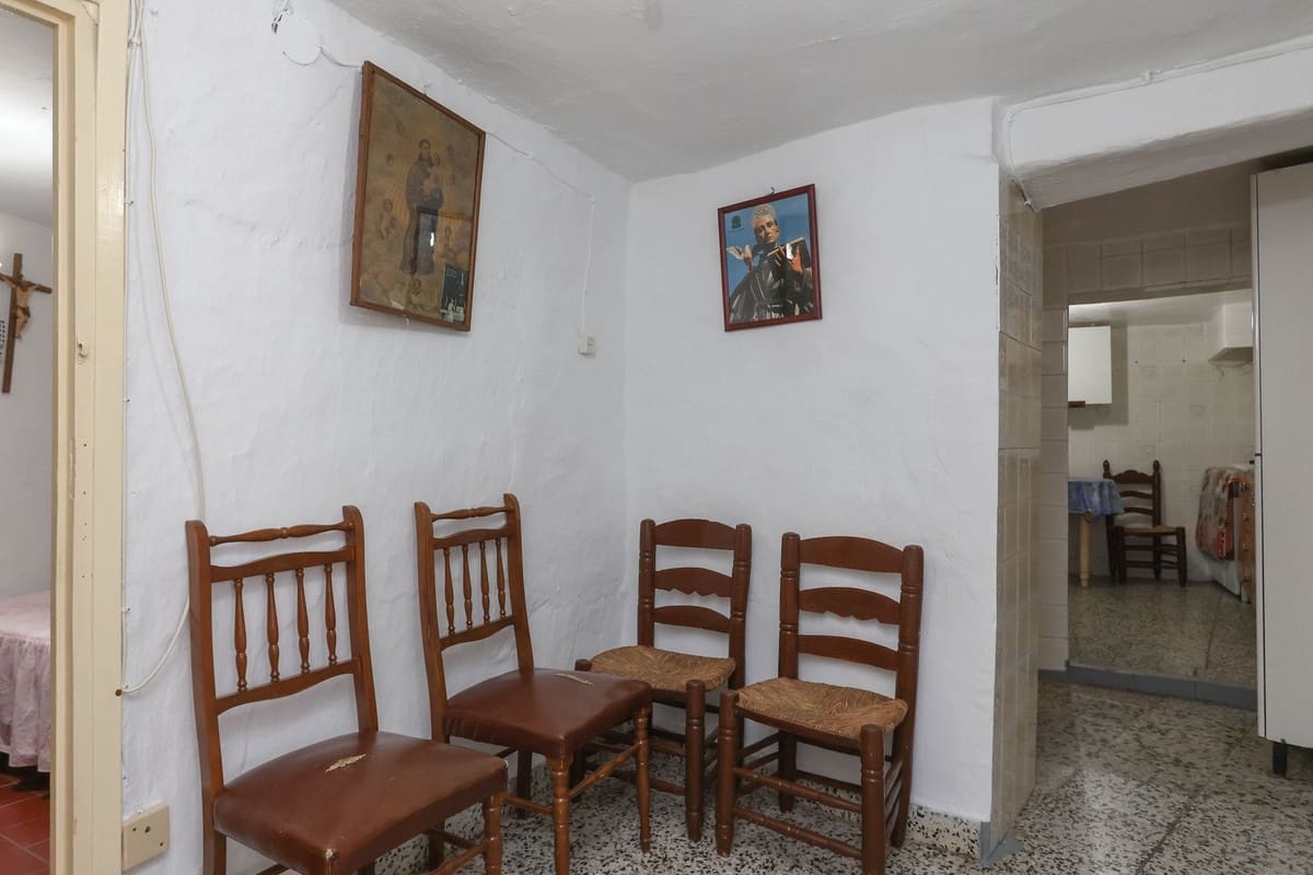 6 bedroom Townhouse for sale in Tolox - € 79,000 (Ref: 9832320)