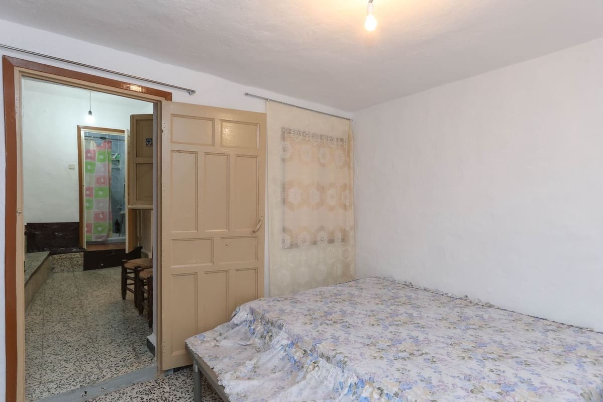 6 bedroom Townhouse for sale in Tolox - € 79,000 (Ref: 9832320)