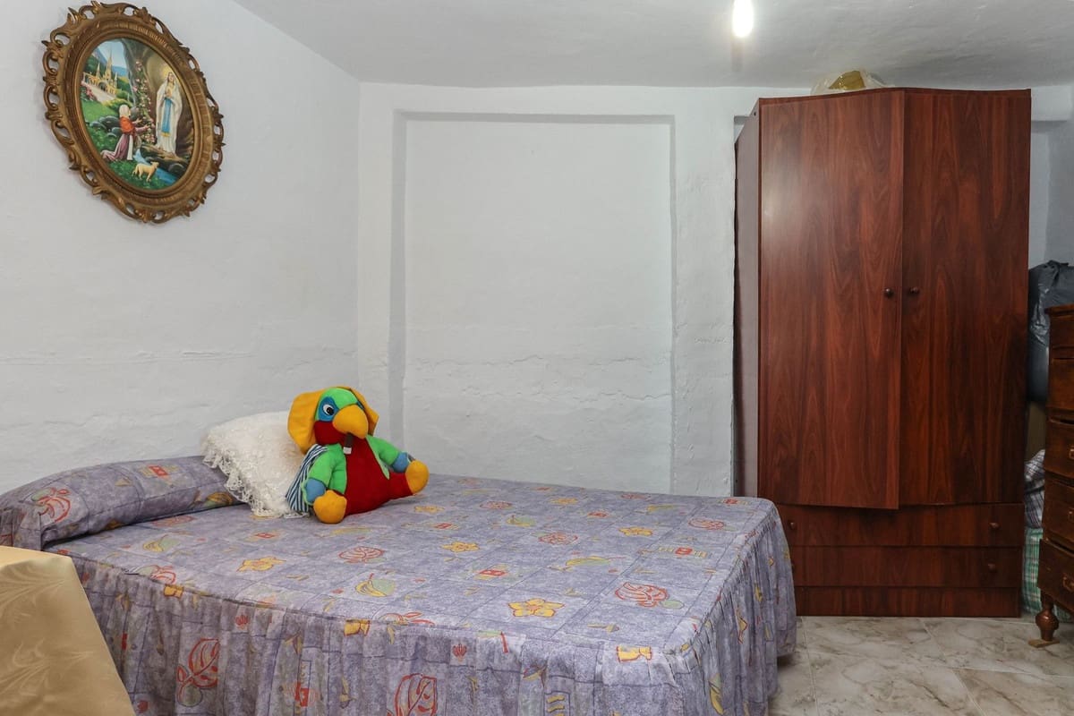 6 bedroom Townhouse for sale in Tolox - € 79,000 (Ref: 9832320)