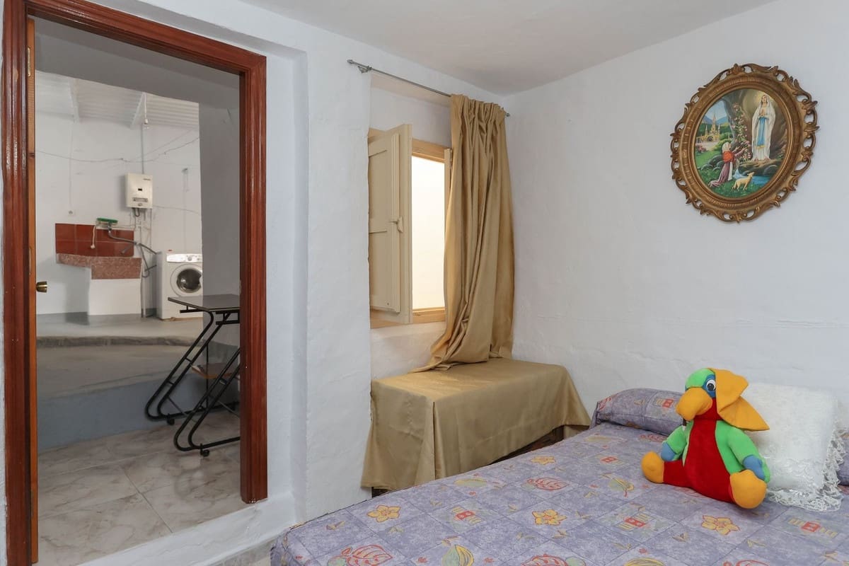 6 bedroom Townhouse for sale in Tolox - € 79,000 (Ref: 9832320)