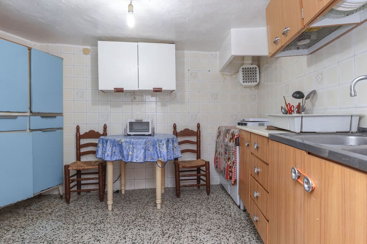 6 bedroom Townhouse for sale in Tolox - € 79,000 (Ref: 9832320)