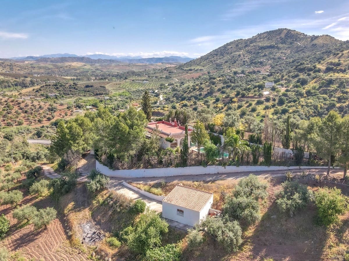 3 bedroom Villa for sale in Coin with pool garage - € 360,000 (Ref: 9832765)