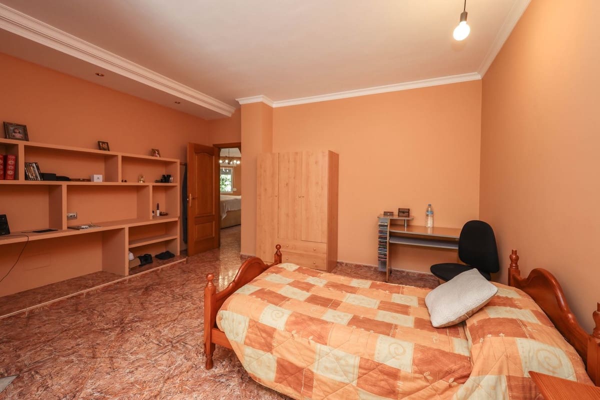3 bedroom Villa for sale in Monda with pool - € 570,000 (Ref: 9863440)