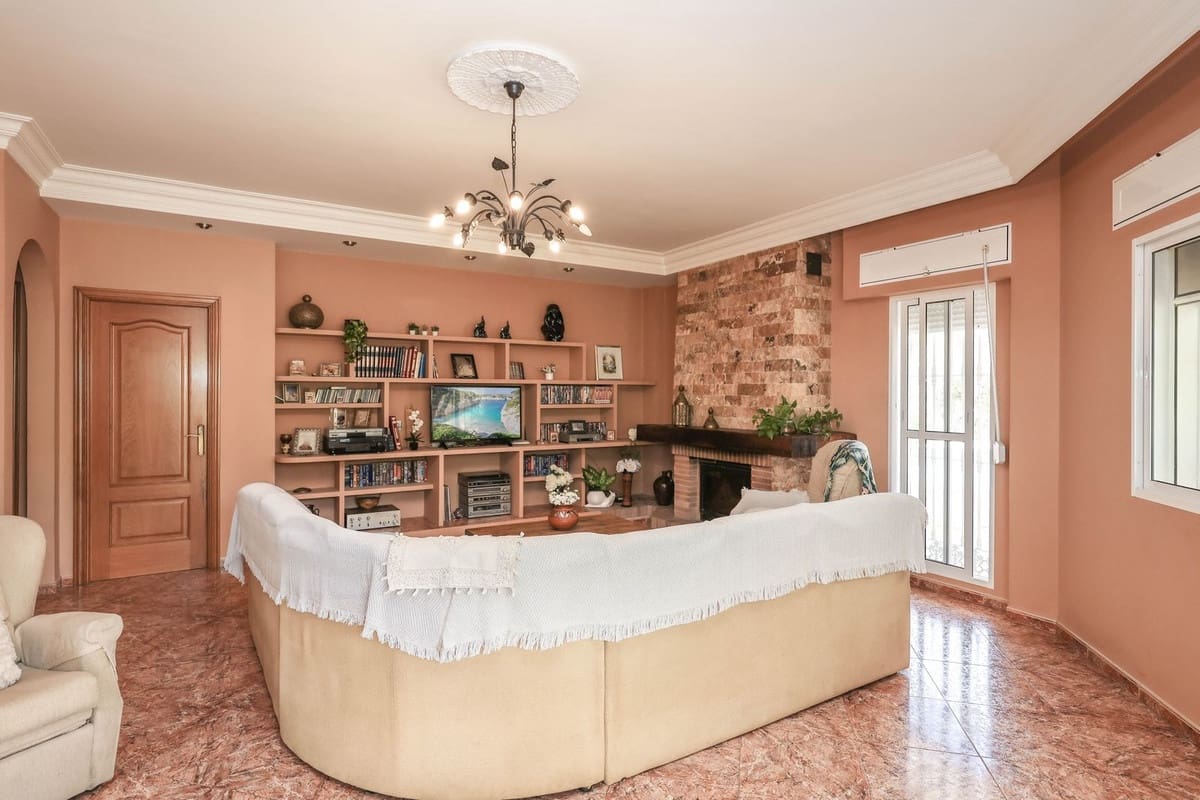 3 bedroom Villa for sale in Monda with pool - € 570,000 (Ref: 9863440)