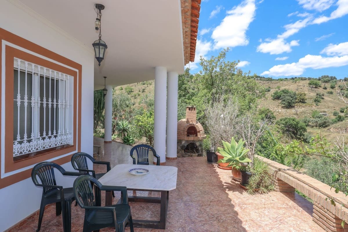 3 bedroom Villa for sale in Monda with pool - € 570,000 (Ref: 9863440)