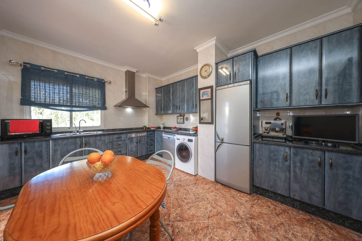 3 bedroom Villa for sale in Monda with pool - € 570,000 (Ref: 9863440)