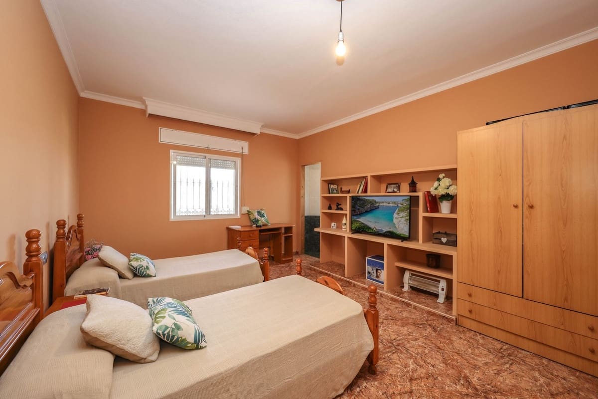 3 bedroom Villa for sale in Monda with pool - € 570,000 (Ref: 9863440)
