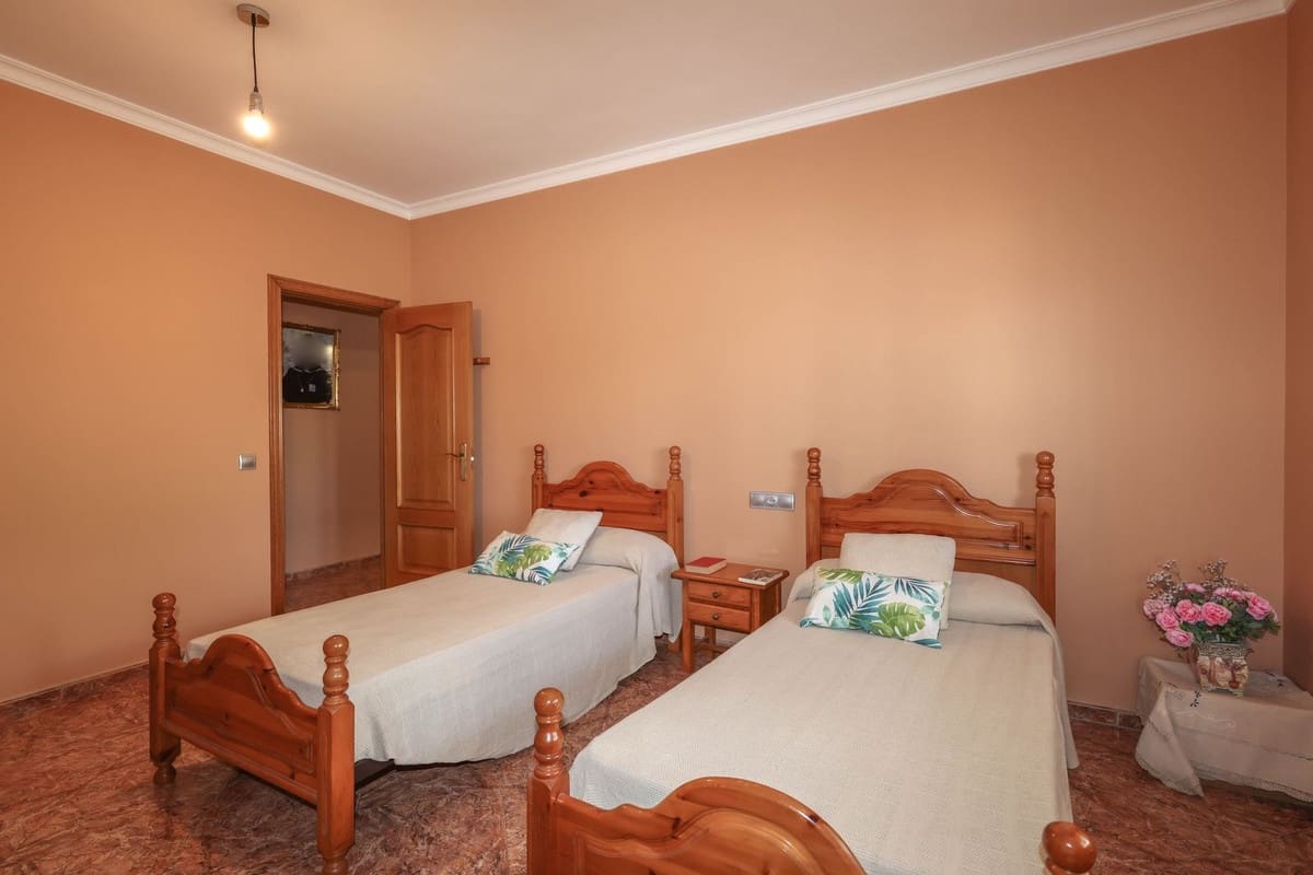 3 bedroom Villa for sale in Monda with pool - € 570,000 (Ref: 9863440)