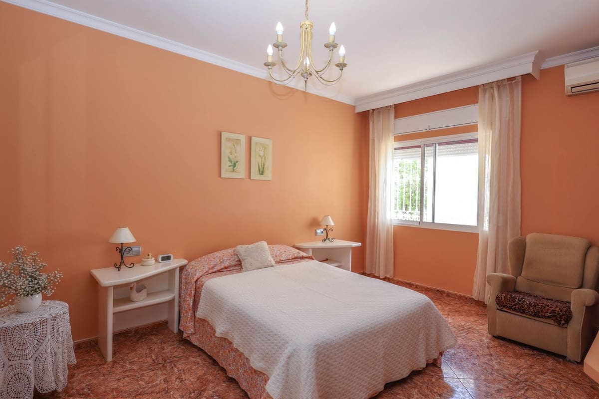 3 bedroom Villa for sale in Monda with pool - € 570,000 (Ref: 9863440)