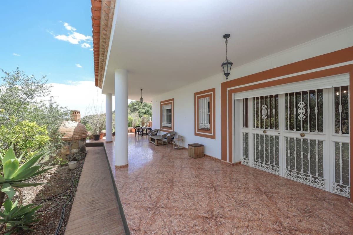 3 bedroom Villa for sale in Monda with pool - € 570,000 (Ref: 9863440)