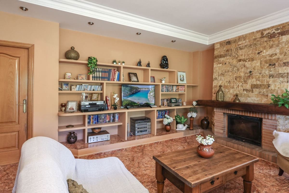 3 bedroom Villa for sale in Monda with pool - € 570,000 (Ref: 9863440)