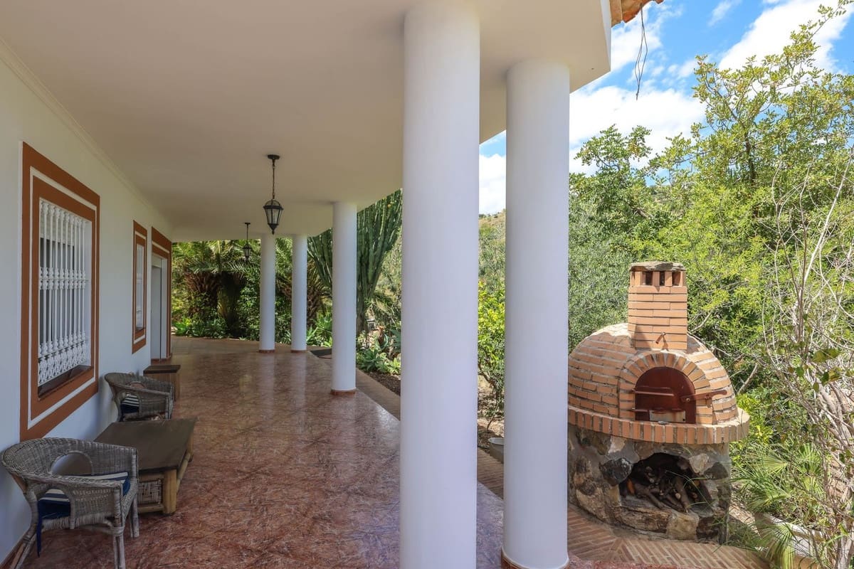 3 bedroom Villa for sale in Monda with pool - € 570,000 (Ref: 9863440)